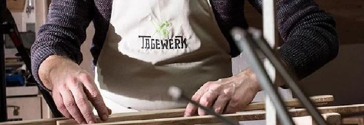 Person baut ein Holzrahmen